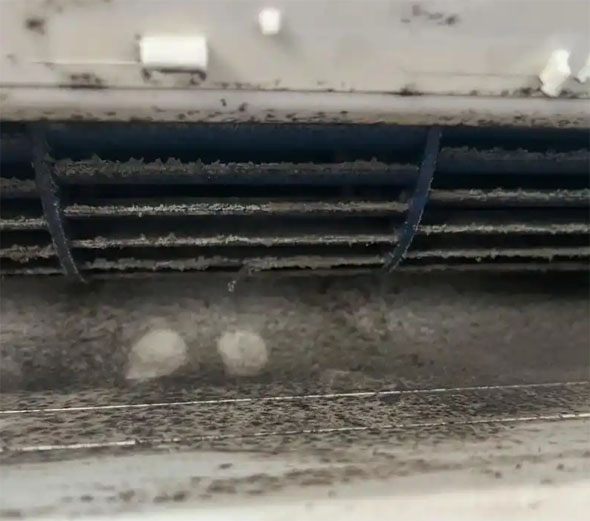 甘泉空调吹的风有股烧焦味是怎么回事